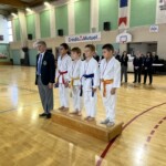Championnat départemental de katas, le 10 décembre 2023 : Eloën, deuxième en partant de la gauche, finit 1er dans la catégorie pupilles.
