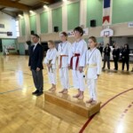Championnat départemental de katas, le 10 décembre 2023 : Alizée, deuxième en partant de la gauche, finit 1ère dans la catégorie benjamines.