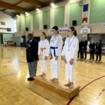 Championnat départemental de katas, le 10 décembre 2023 : Margaux, à droite, finit 3ème dans la catégorie minimes.