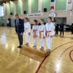 Championnat départemental de katas, le 10 décembre 2023 : Émilie, à gauche, et Apolline, deuxième en partant de la droite, finissent respectivement 2ème et 3ème ex-aequo dans la catégorie pupilles.