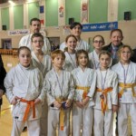 Les médaillés du LKC lors du championnat départemental de katas, avec leurs profs, le 10 décembre 2023.